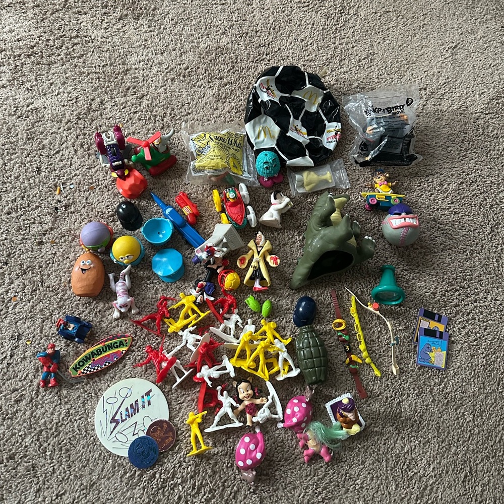 VINTAGE 80s 90s MISCELLANEOUS TOYS BUNDLE MCDONALDS BURGER KING TM POGS ARMY MEN